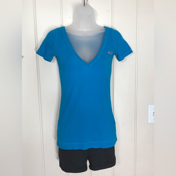 Hollister V-neck Blouse Large Open Back shape Teardrop or Oval
XS 0 - 2 Small - Picture 5 of 15